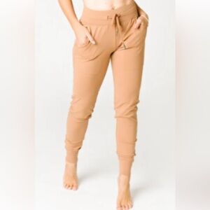 ZYIA Ascend camel joggers size Small